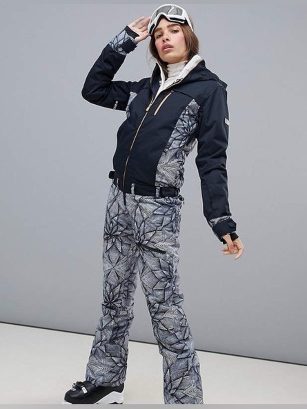 Roxy Illusion Floral Black and White Snow Suit - Size m